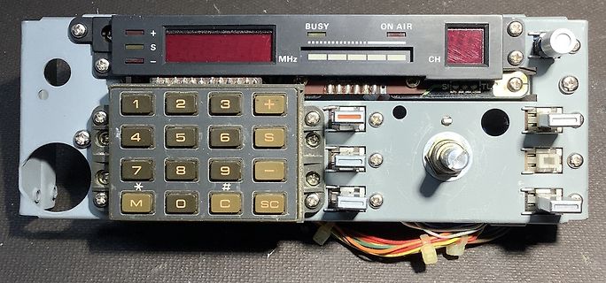 Innenansicht eines Funkgeräts mit Tastatur und Display