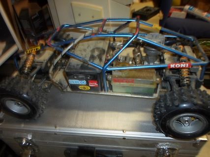 RC-Modellauto mit offenem Chassis