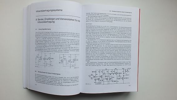 Buchseiten mit Text und Schaltplänen zur Infrarotübertragung