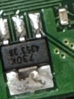 Nahaufnahme eines ICs auf einer Leiterplatte