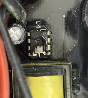 Nahaufnahme einer Leiterplatte mit IC und Elektrolytkondensator