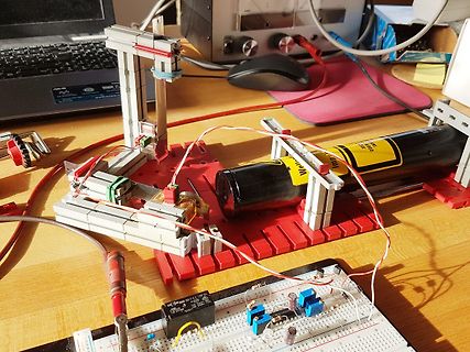 Elektronik-Versuchsaufbau mit Breadboard, Messleitungen und Batterie
