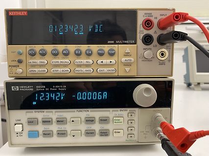 Keithley Multimeter und Hewlett Packard Netzteil