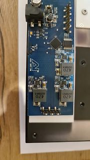 Blaue Leiterplatte mit elektronischen Bauteilen
