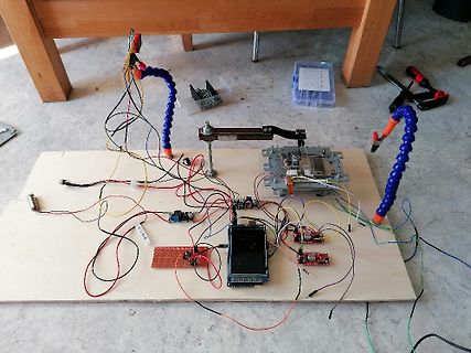Elektronik-Versuchsaufbau auf Holzbrett mit Breadboard und Kabeln