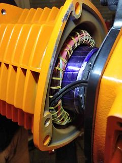 Innenansicht eines Elektromotors mit Wicklungen