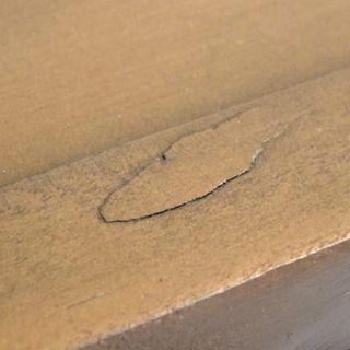 Nahaufnahme einer Beschädigung auf einer Oberfläche