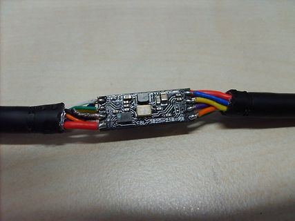 Beschädigtes Kabel mit freigelegter Leiterplatte