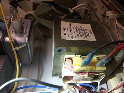 Innenansicht eines Netzteils mit Transformator