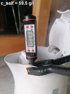 Digitales Thermometer in einem weißen Gefäß