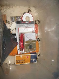Multimeter und Zubehör in einer Box