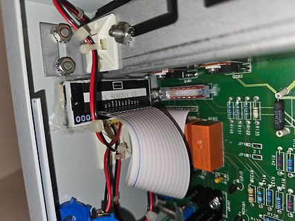 Innenansicht einer Elektronikplatine mit Flachbandkabel