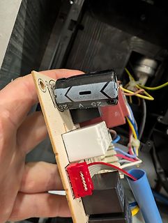 Leiterplatte mit Elektrolytkondensator und Relais
