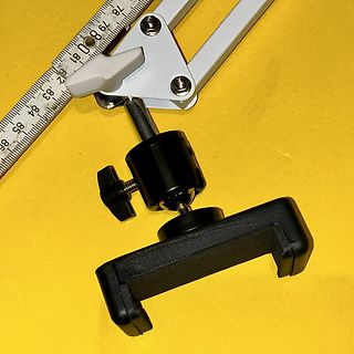 Messschieber und Halterung auf gelbem Grund