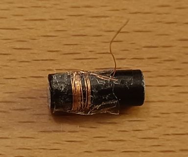 Handgewickelte Spule auf schwarzem Kern
