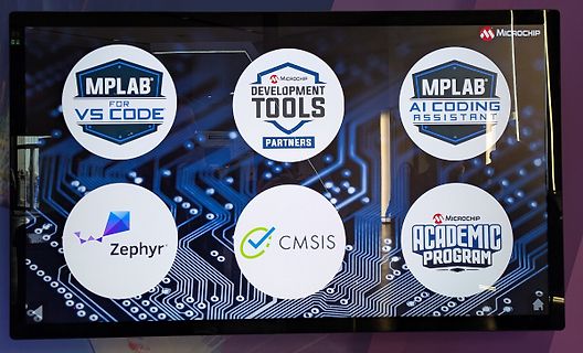 Abfotografierter Bildschirm mit Microchip Entwicklungstools Logos