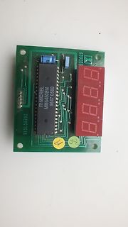 Grüne Leiterplatte mit IC und 4-Digit-7-Segment-Anzeige