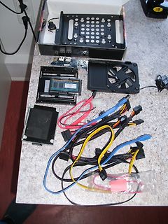 Zerlegte PC-Komponenten und Kabel auf Tisch
