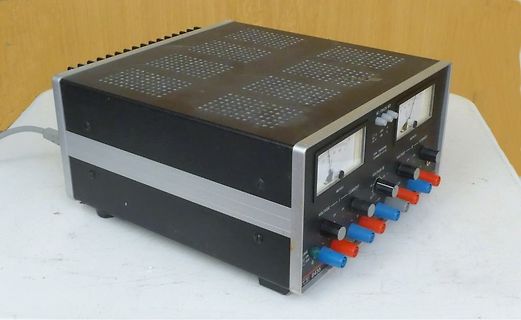 Labornetzteil mit Analoganzeigen und Buchsen