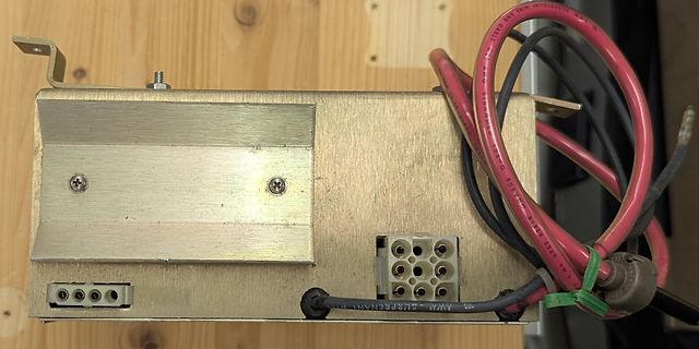 Metallgehäuse mit Kabeln und Steckverbindung