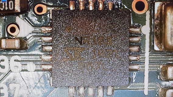 Makroaufnahme eines integrierten Schaltkreises auf Leiterplatte