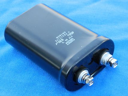 Elektrolytkondensator mit Schraubanschlüssen