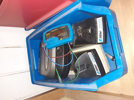 Messgeräte in einer blauen Kunststoffbox