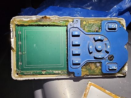 Beschädigte Elektronikplatine mit Tastaturmodul