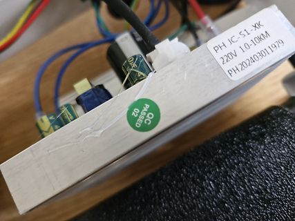 Nahaufnahme eines Netzteils mit Typenschild und Bauteilen