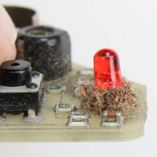 Leiterplatte mit roter LED und Schmutzansammlung