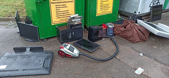 Elektroschrott vor einem Container