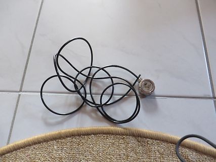 Kabel mit Sensor auf Fliesenboden