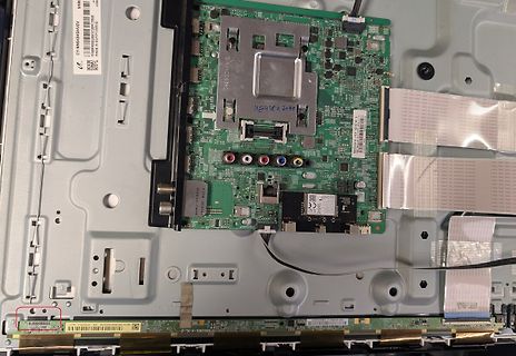 Innenansicht einer Elektronikplatine in einem Gehäuse