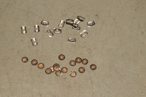 Metallische Scheiben und kleine runde Bauteile