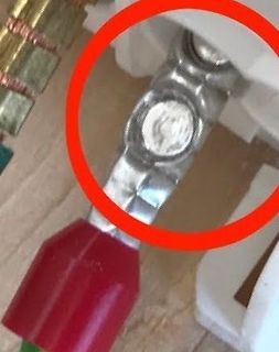Nahaufnahme einer Lötstelle mit rotem Kabel