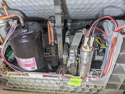 Innenansicht eines Kompressors mit elektrischer Verkabelung