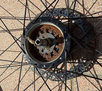 Rostige Fahrradradnabe mit Bremsscheibe