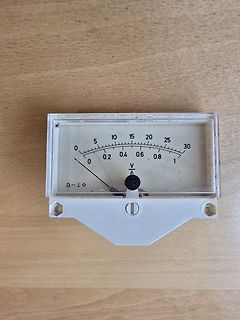 Analoges Voltmeter und Amperemeter Messgerät