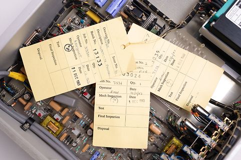 Elektronikplatine mit Inspektionszetteln