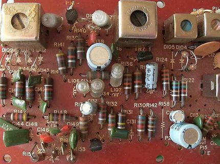 Nahaufnahme einer bestückten Leiterplatte mit elektronischen Bauteilen