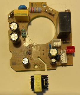Leiterplatte eines Netzteils mit Bauteilen und Transformator