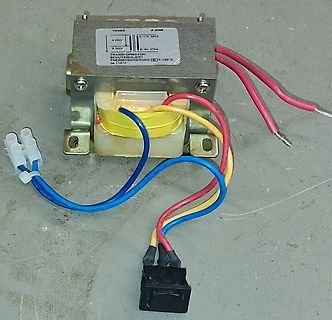 Transformator mit angeschlossenen Kabeln