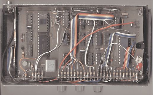 Innenansicht einer bestückten Leiterplatte mit vielen ICs und Kabeln
