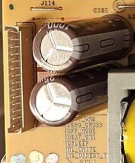 Nahaufnahme von Elektrolytkondensatoren auf einer Leiterplatte