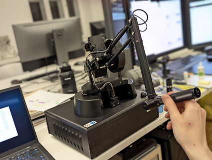 Mikroskop oder optisches Messgerät auf einem Arbeitstisch