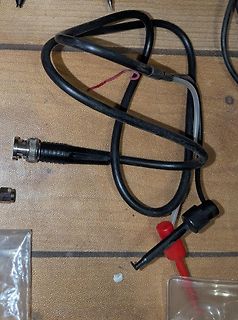 Messkabel und Krokodilklemmen auf Holzuntergrund