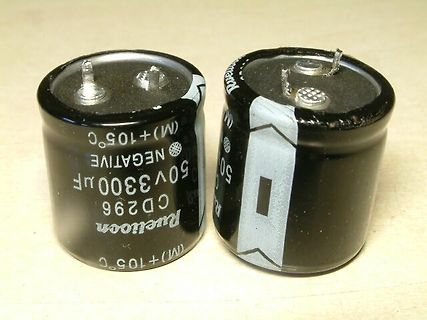 Zwei Elektrolytkondensatoren