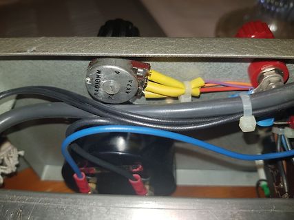 Verdrahtung in einem Metallgehäuse mit Bauteilen