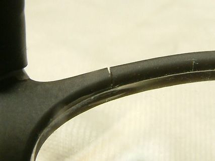 Nahaufnahme eines Risses in einem schwarzen Kunststoffgehäuse
