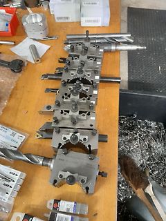 Werkzeuge und Metallteile auf einem Holztisch